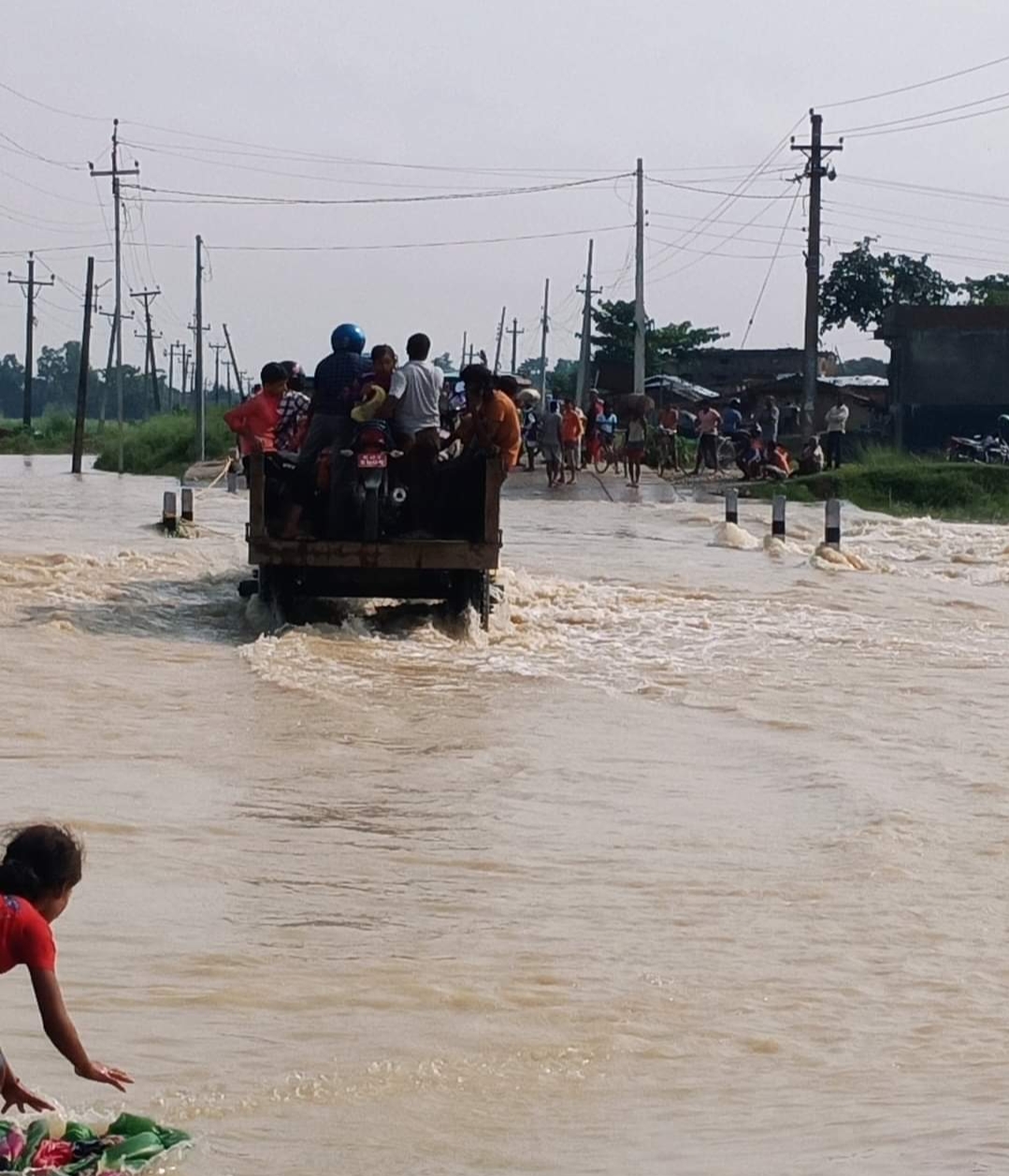 बाढीका कारण डुबानमा परेको गौरलगायतका क्षेत्रमा पानीको सतह घट्दै