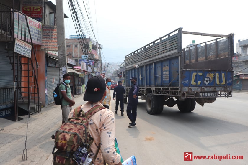 कलंकीमा फरक दृश्य : घर फर्कनेलाई गाडी चढाउन प्रहरीको साथ (भिडियो)