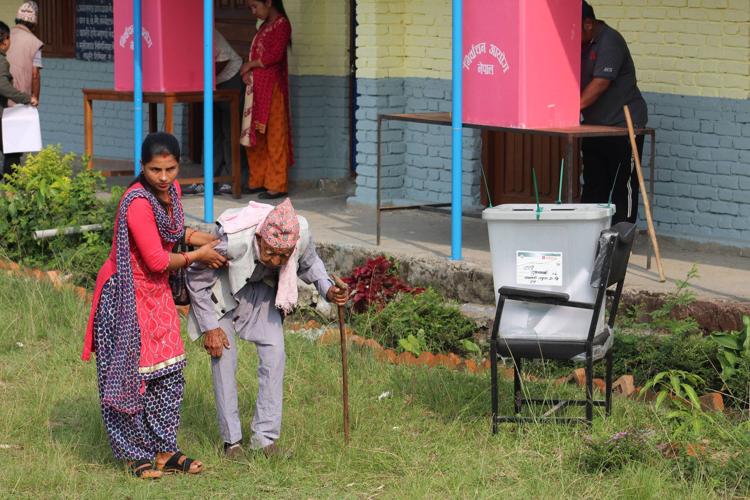 तनहुँमा २५ प्रतिशत मत खस्याे, सहारा लिएर मतदान गर्दै ज्येष्ठ नागरिक र अशक्तहरू (फोटोफिचर )