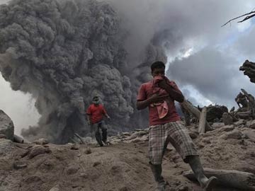 इन्डोनेसियामा ज्वालामुखी विस्फोटमा परी मृत्यु हुनेको संख्या ३९ पुग्यो