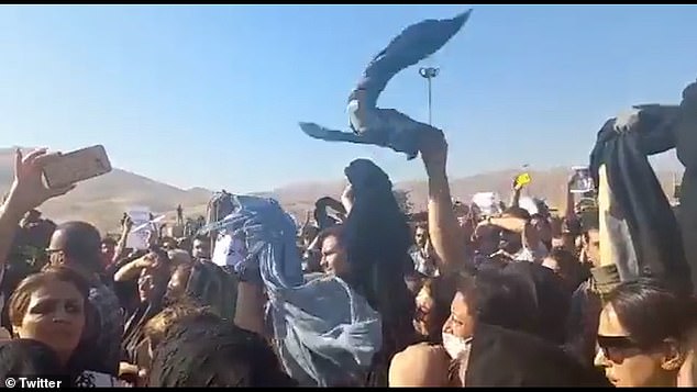 इरानमा हिजाबविरोधी प्रदर्शन चर्कियो, ५० जनाको मृत्यु