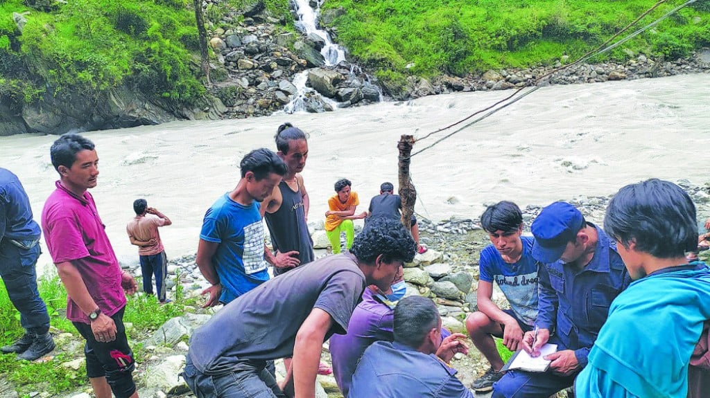 दार्चुला तुइन घटना : छानबिन समिति  बैतडी प्रस्थान