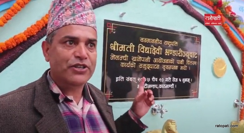 मेलम्चीको पानी चाख्दै सर्वसाधारणको गुनासो : ‘टुटी खोल्नेको नाम आयो, किसुनजीको आएन !'