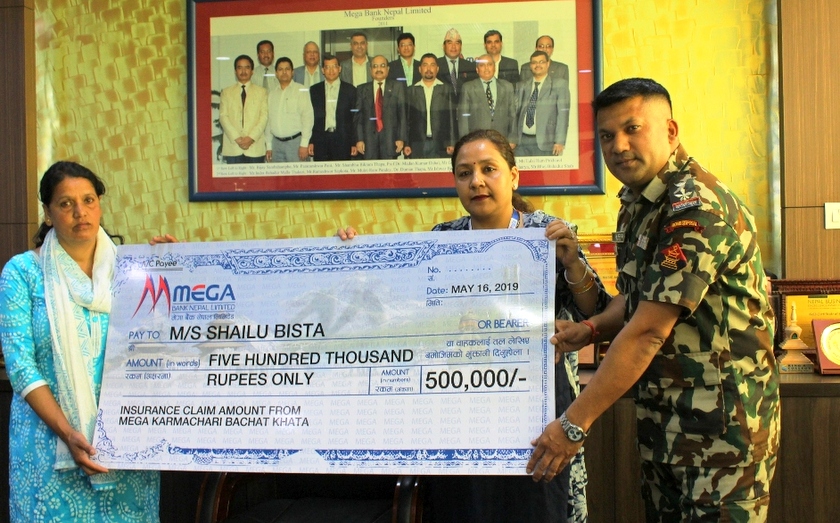 ताप्लेजुङ दुर्घटनामा दिवंगत सेनाका परिवारलाई मेगा बैंकको बिमा बापत ५ लाख रुपैँया