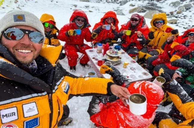 सगरमाथा आरोहीले आयोजना गरे विश्वकै अग्लो स्थानमा ‘टि पार्टी’