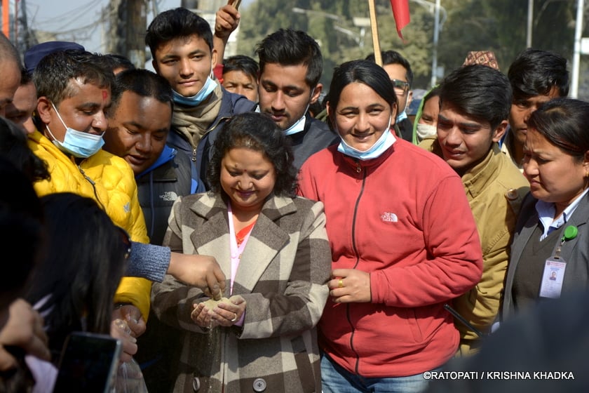 काठमाडौं महानगरपालिका उपप्रमुख खड्गीलाई धुलो उपहार