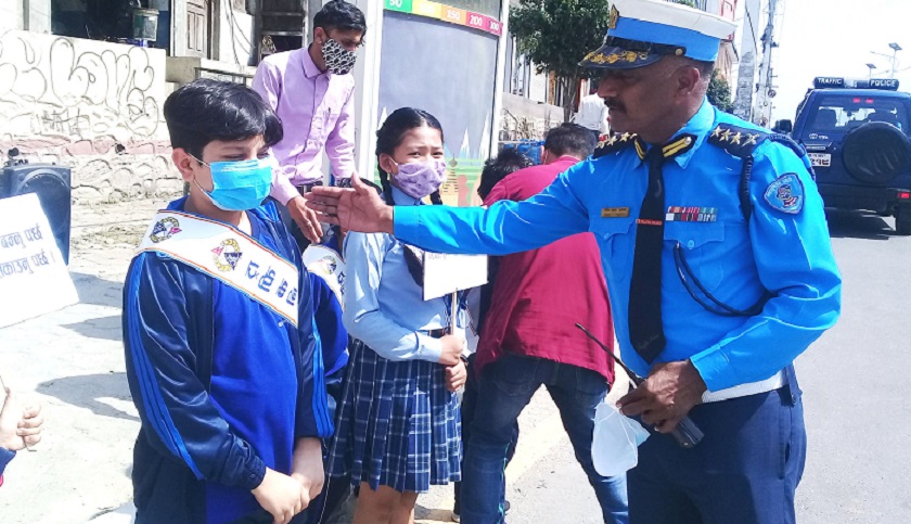 बालगायक प्रिन्सको नयाँ गीतः सडकबत्ती हेरिहेरी पाइला उचालौँ...