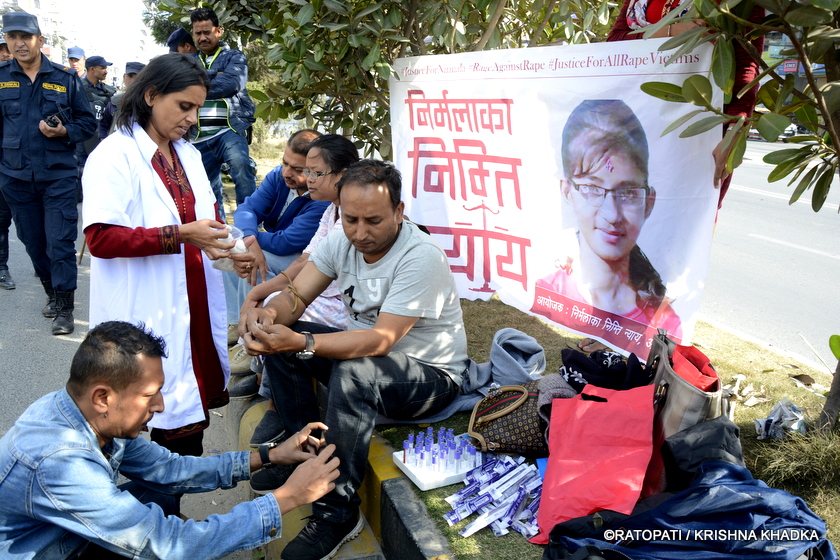   ‘मेरो पनि डीएनए परीक्षण गर’ भन्दै राजधानीको सडकमै नमुना संकलन(तस्बिरसहित)