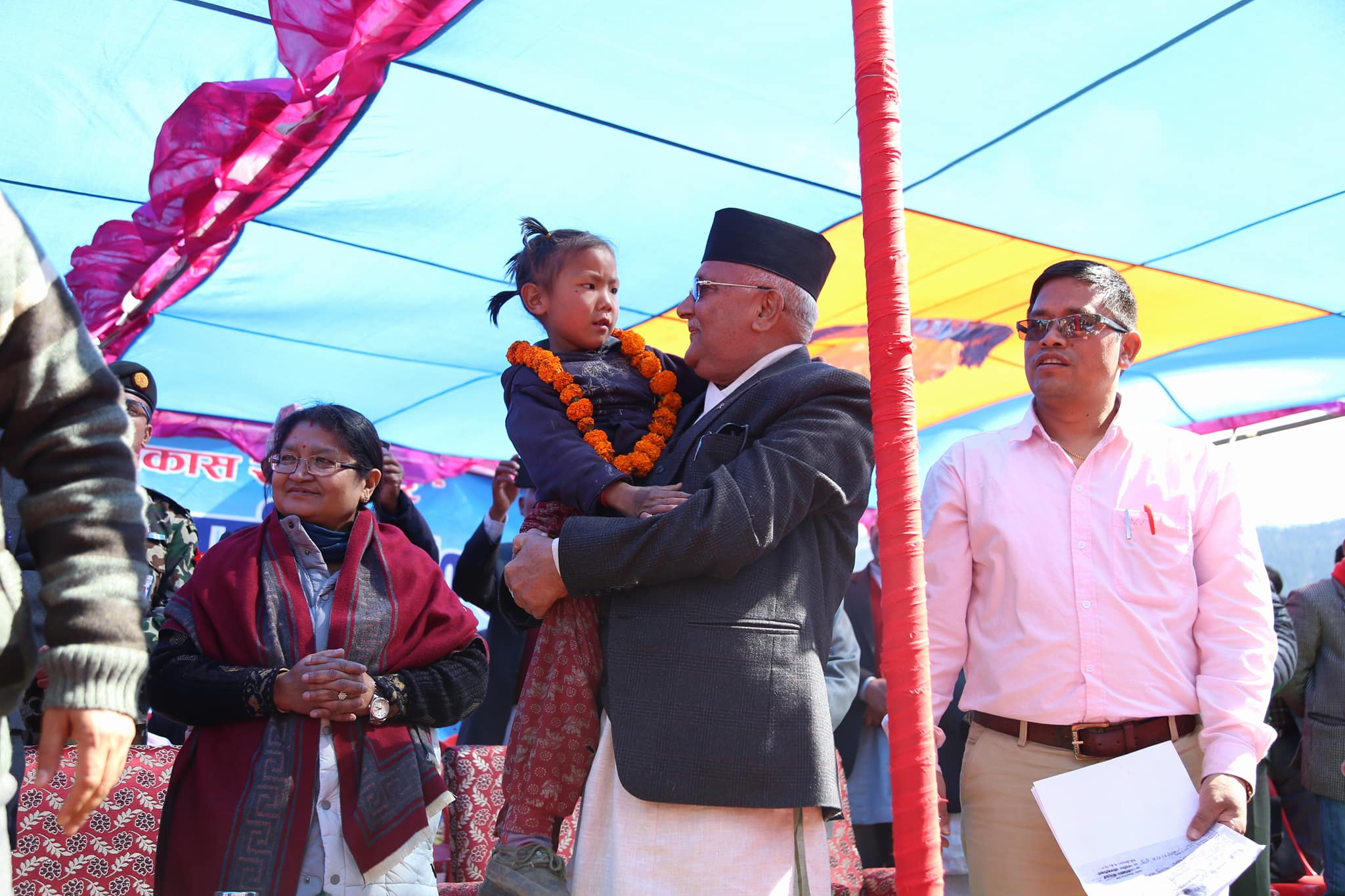 प्रधानमन्त्रीद्वारा विद्यार्थी भर्ना र अभिभावकत्व प्रदान (तस्बिरसहित)