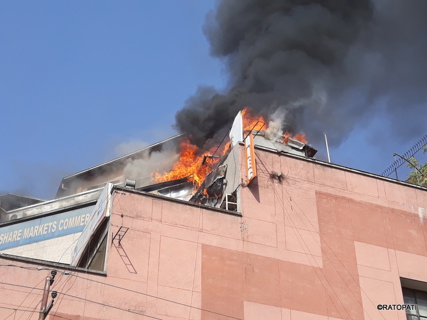 २० तस्विरमा हेर्नुहोस् पुतलीसडकस्थित शेयर मार्केट भवनमा भएको आगलागी