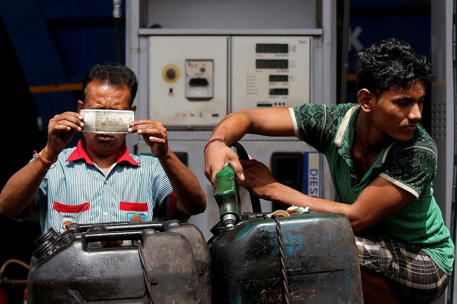 भारतको बजेट : यसरी बढ्न सक्छ नेपालमा पेट्रोलियम पदार्थको मूल्य