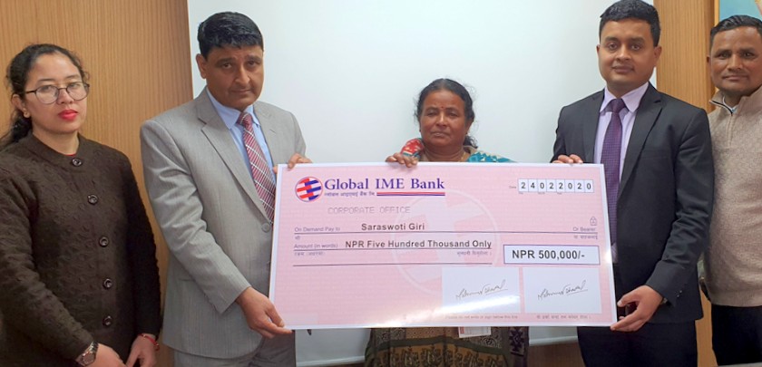 ग्लोबल आइएमई बैंकद्वारा निक्षेप बिमा वापतको चेक हस्तान्तरण