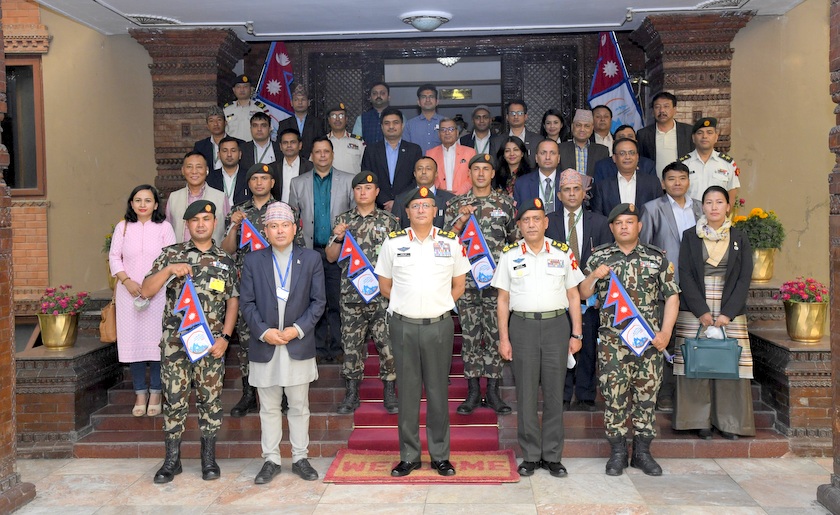 हिमाल सफाई अभियानमा नेपाली सेनालाई सघाउँदै कोका–कोला