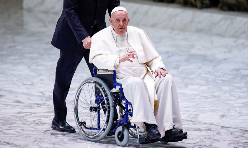 पोप फ्रान्सिसको घुँडाको उपचारको लागि एट्लेटिको म्याड्रिडका चिकित्सक बोलाइए