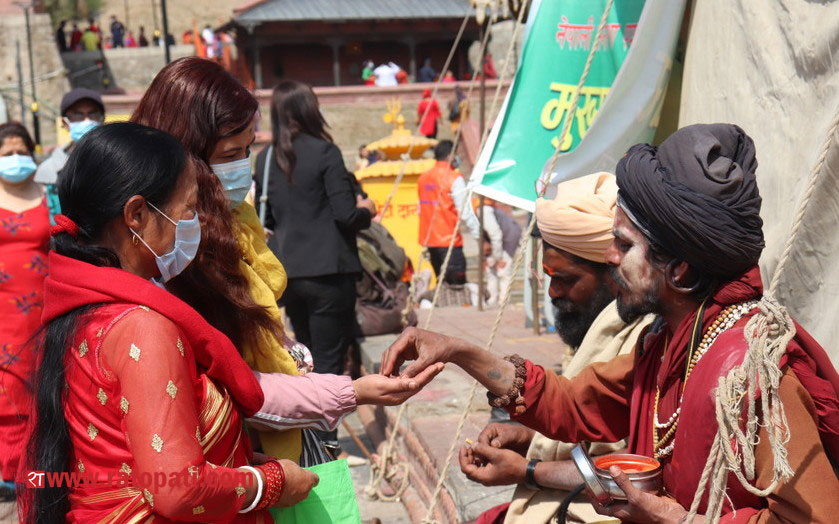 ८ लाखले दर्शन गरे, दिनभर यस्तो रोचक देखियो पशुपतिमा महाशिवरात्रि (फोटो फिचर)