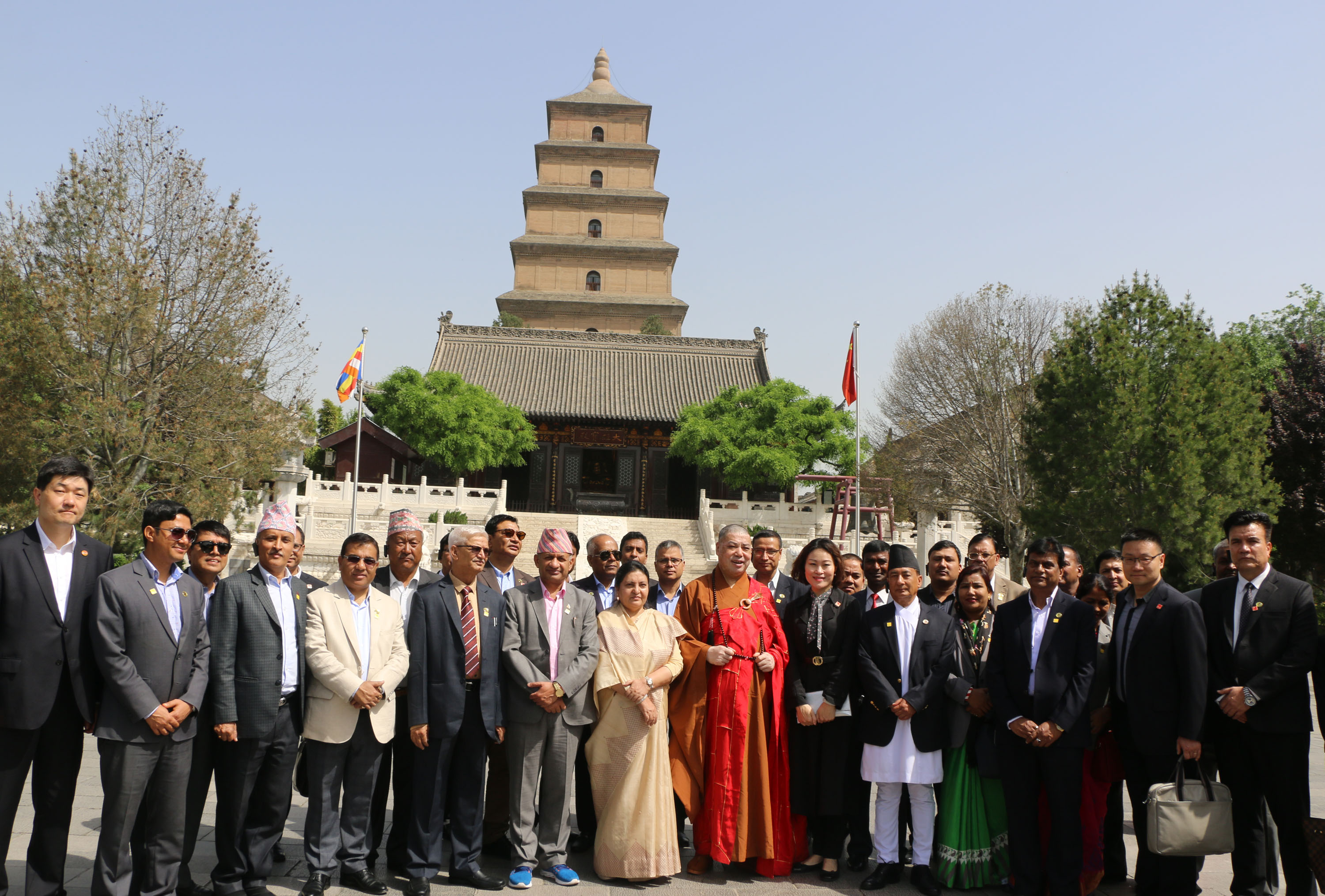 President visits Da Ci'en temple