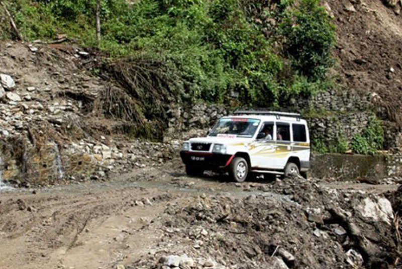 Sisneri road section obstructed