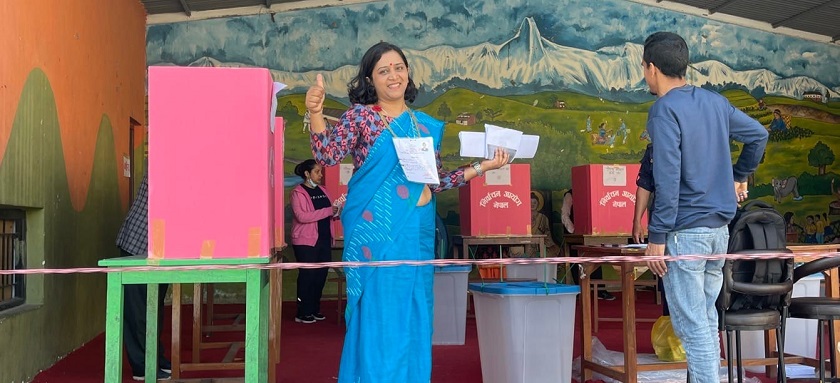 काठमाडौंको मेयरकी उम्मेदवार समीक्षा बास्कोटाद्वारा मतदान