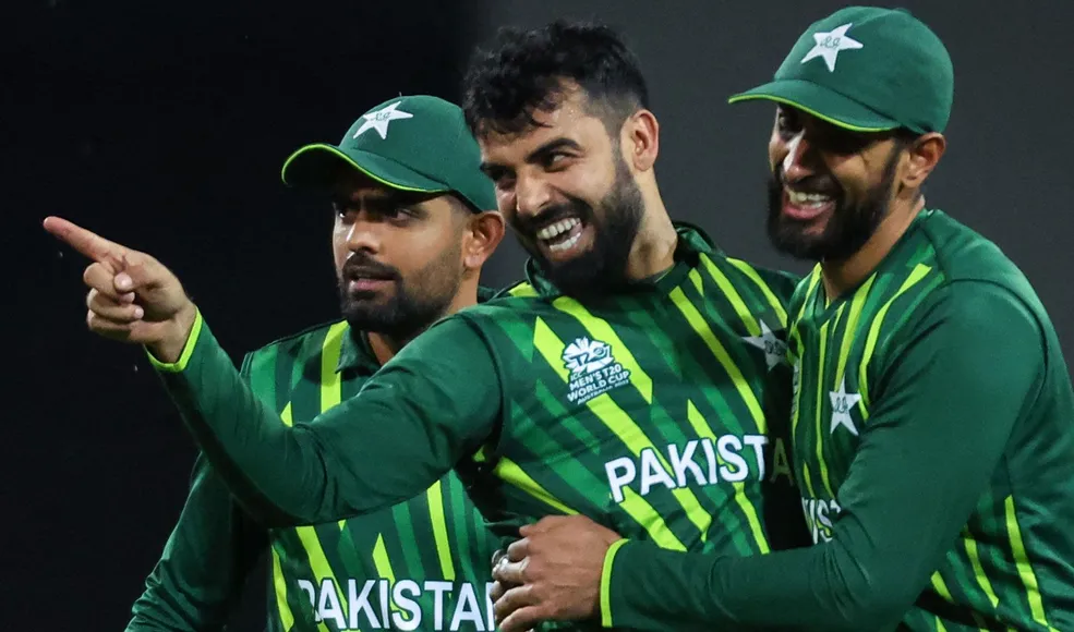 Pakistan set for New Zealand showdown after late surge to semi-finals