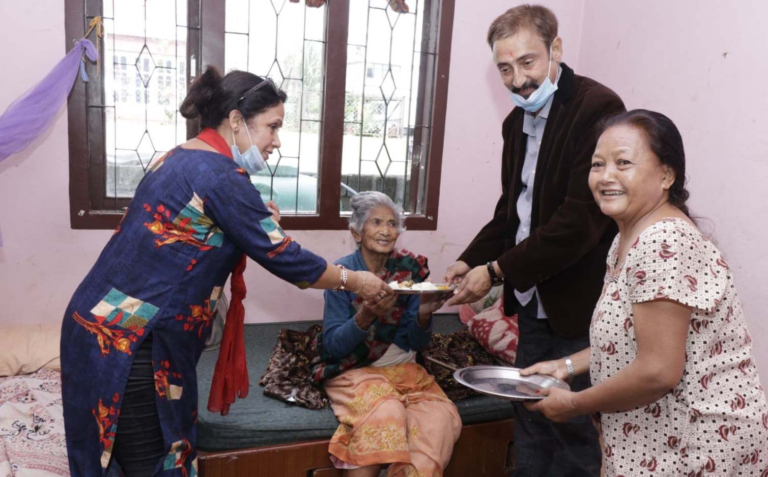 जन्मदिनमा वृद्धाश्रम ‘आमाघर’ पुगे गायक पोखरेल