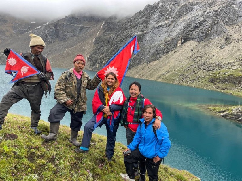 वडाध्यक्षको टोलीद्वारा चौंरी गोठालाले पत्ता लगाएका ताल अवलोकन