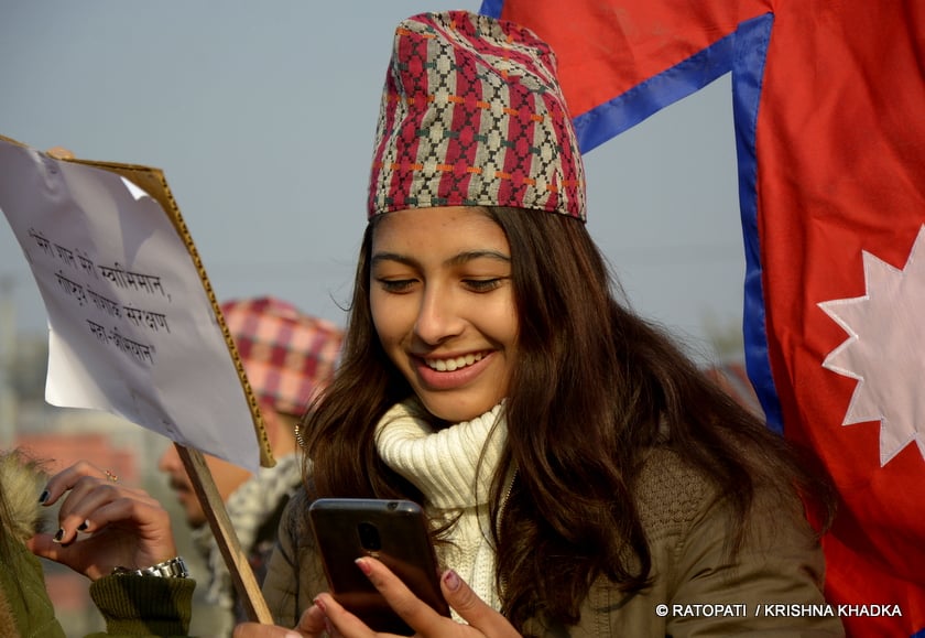 महिलाको शिरमा ढाका टोपी (फोटोफिचर)