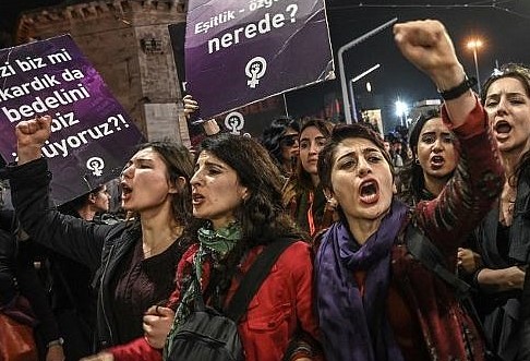 Thousands of women rally in Istanbul against male violence
