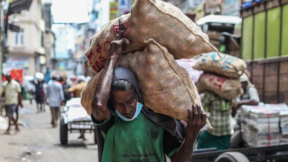 श्रीलङ्काले सरकारी कर्मचारीलाई खाद्यान्न उब्जाउन थप एक दिन बिदा, चार मात्र काम