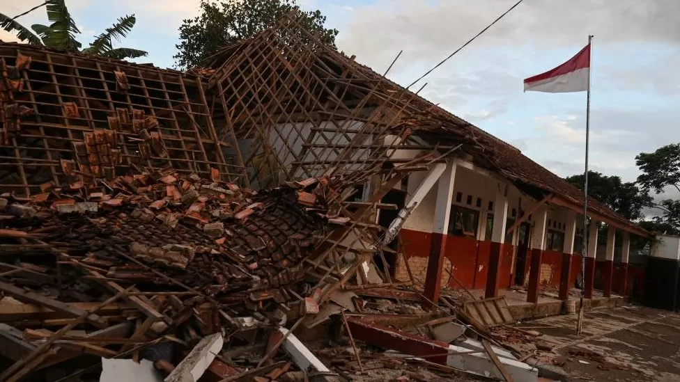 Indonesia: Java quake kills scores and injures hundreds