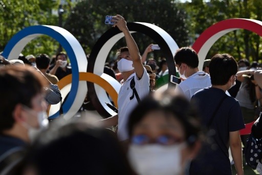 टोकियो ओलम्पिकको उद्घाटन हेर्न सयौं मानिस रंगशालाबाहिर