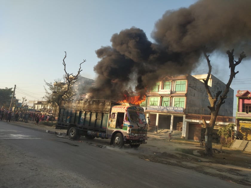 ब्यट्री सट हुँदा ट्रकमा एक्कासी आगलागी