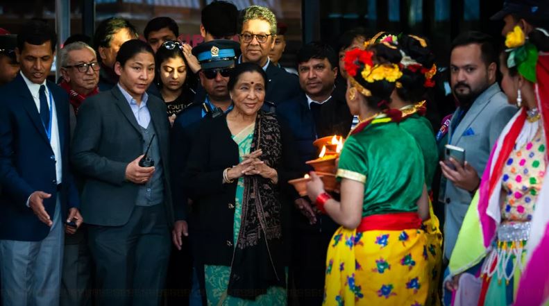   काठमाडौं आइपुगिन् भारतीय गायिका आशा भोस्ले