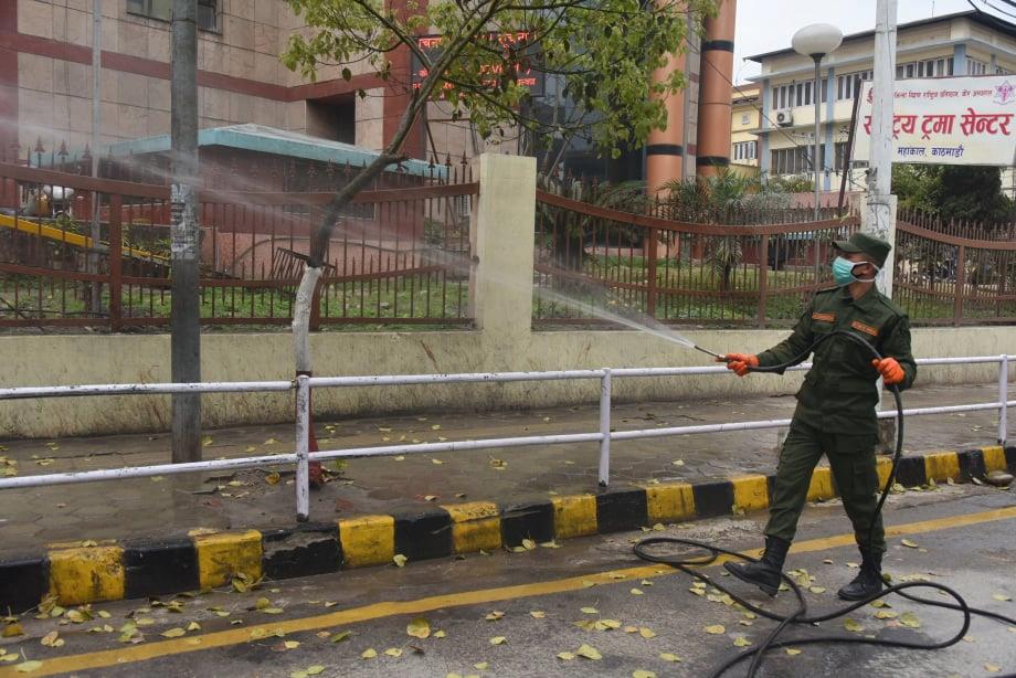 बढी भिडभाड हुने स्थानमा काठमाडौँ महानगरपालिकाले छर्किन थाल्यो  कीटनाशक औषधि