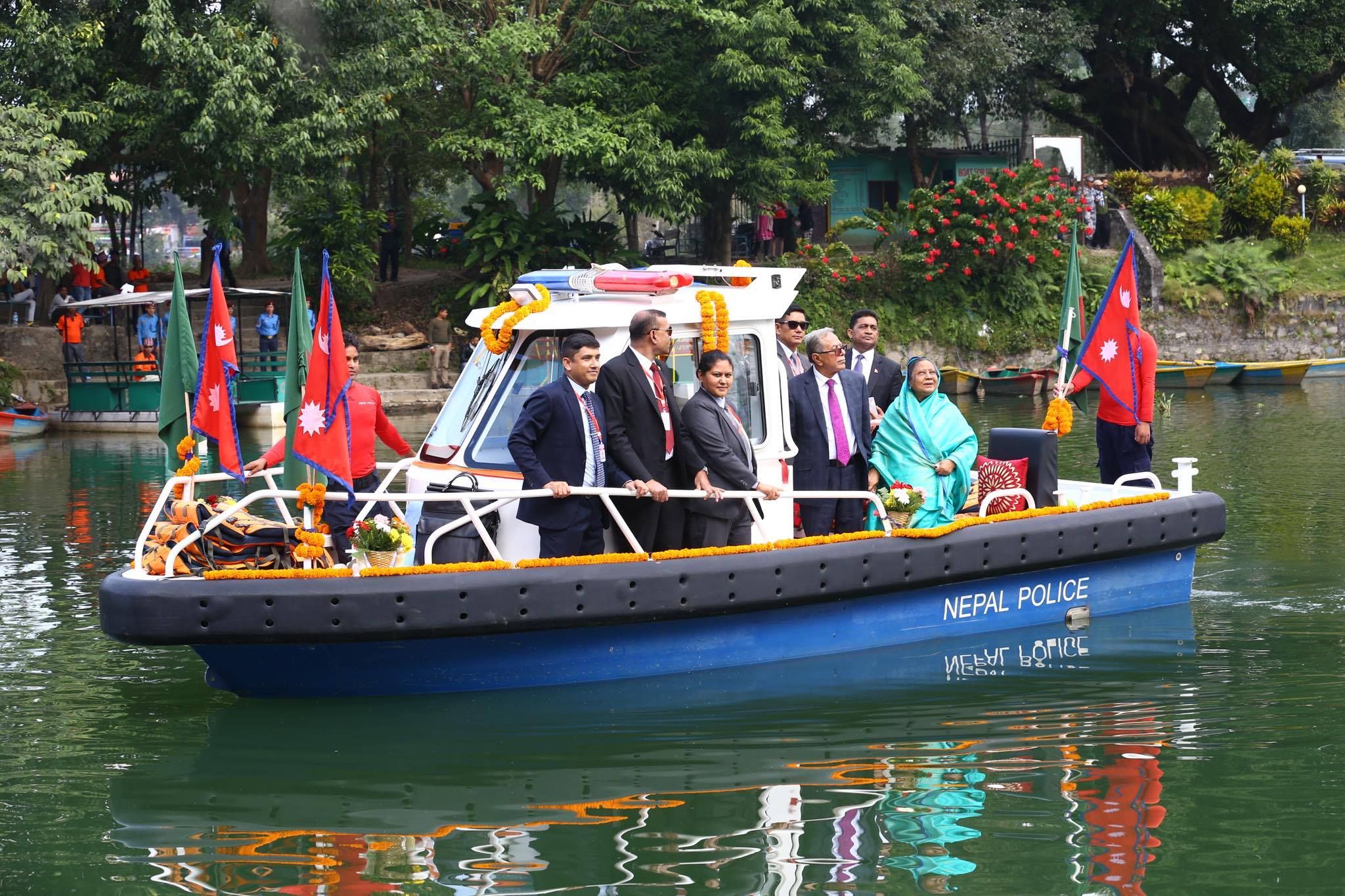 तस्विरमा हेर्नुहोस् फेवातालमा बङ्गलादेशी राष्ट्रपतिको जलविहार