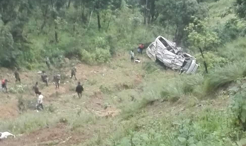 काठमाडौँबाट अर्घाखाँची जाँदै गरेको हाइस दुर्घटना