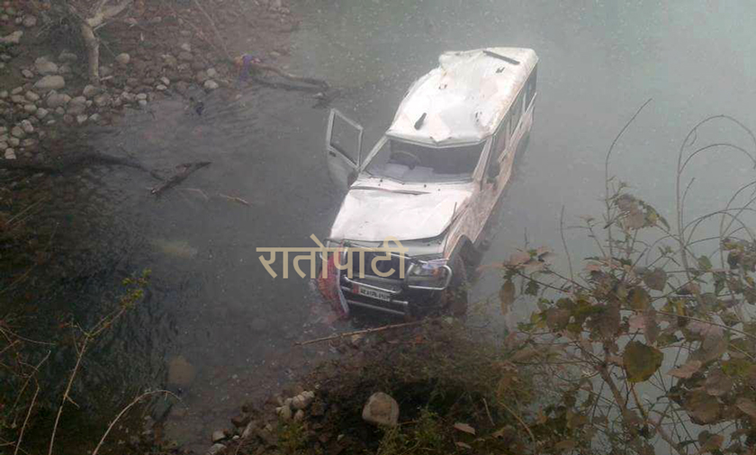   प्रचारप्रसारमा हिँडेको भारतीय गाडी खोलामा खस्यो, एकको मृत्यु, सात घाइते