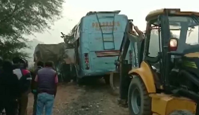 भारतको मध्यप्रदेशमा यात्रुबाहक बसले ट्रकलाई ठक्कर दियो, ९ जनाको मृत्यु