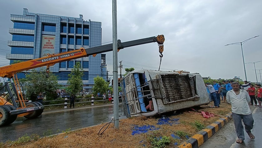 भैरहवा भाटभटेनी अगाडि माइक्रो बस पल्टियो