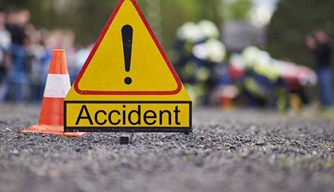 Road accident: one dies, 14 injured