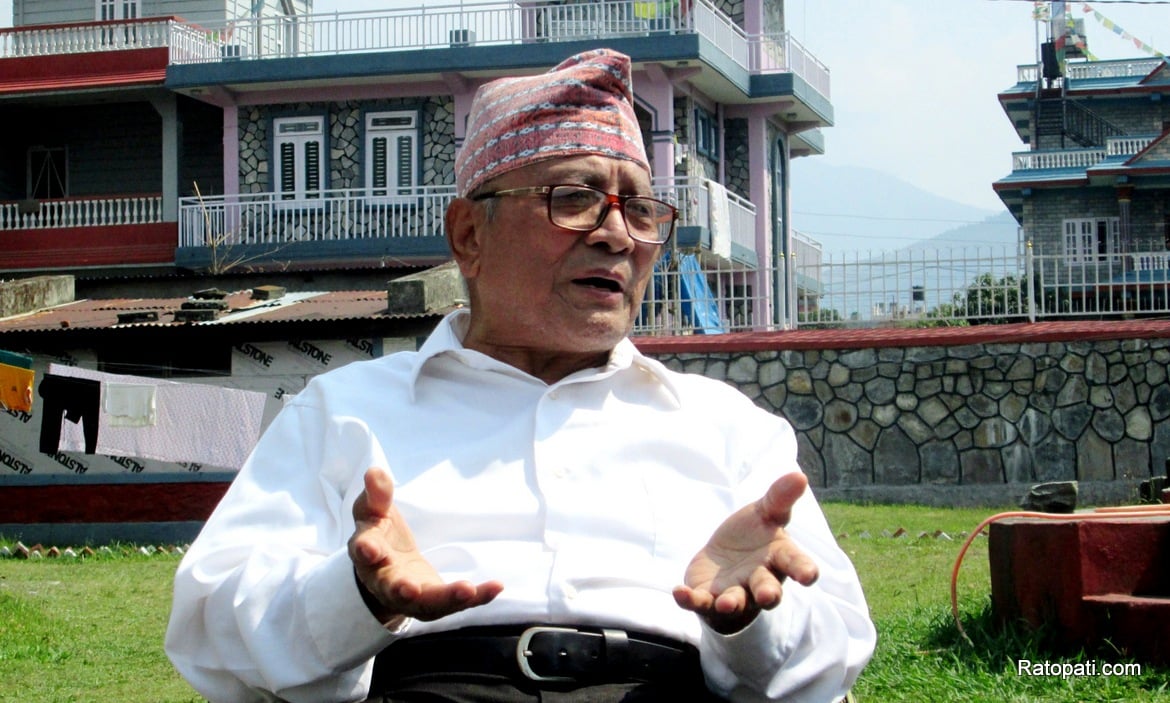लुम्बिनी प्रदेश प्रमुख समक्ष लोकसेवा आयोगको प्रतिवेदन प्रस्तुत