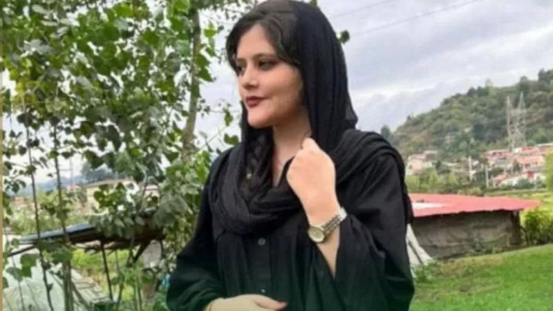 इरानमा २२ वर्षीया युवतीको मृत्यु भएपछि हंगामा, हिजाब उतारेर महिला उत्रिए विरोधमा