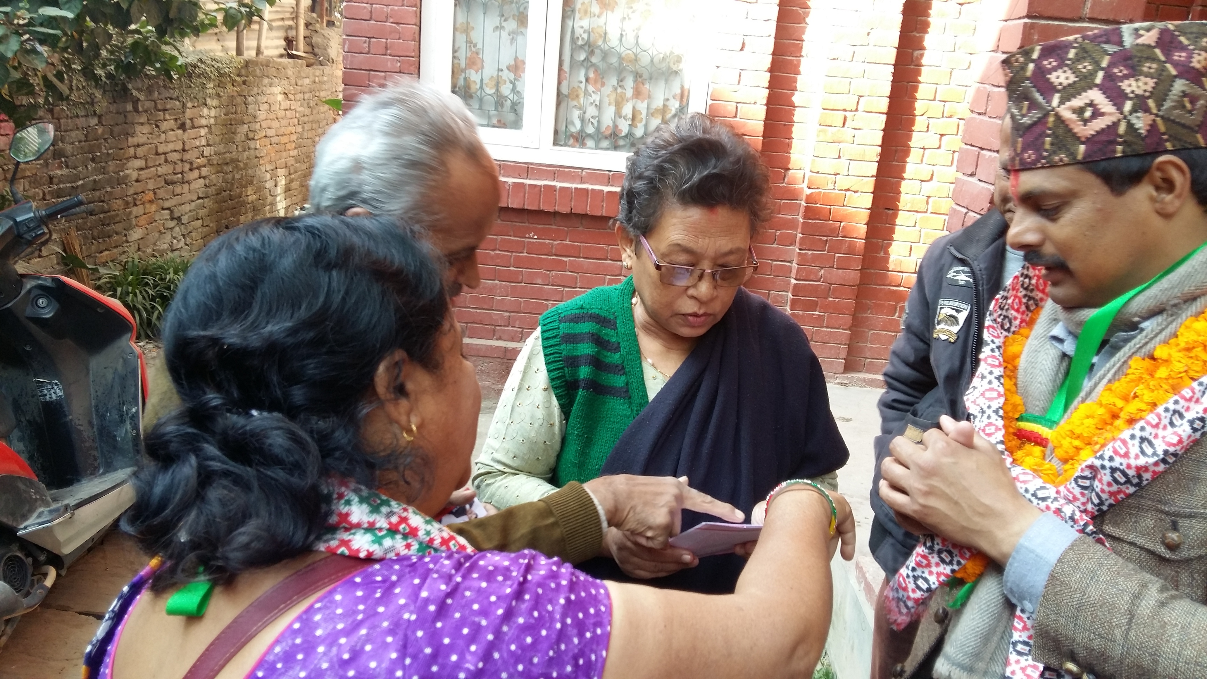 काठमाडौं–१ मा अनिलको प्रचारशैलीः मतदाताका घरघरमा हवाईपत्र