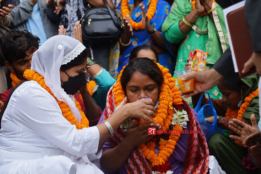 Rubi Khan breaks hunger strike following deal with govt (with photos)