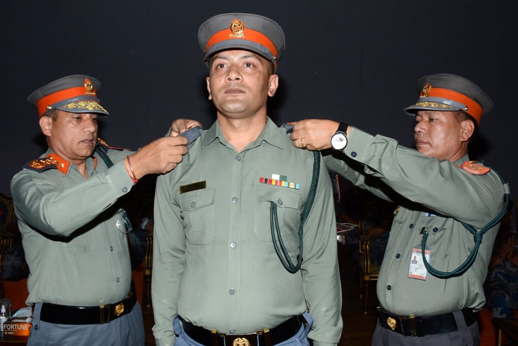   पदोन्नति भएका सशस्त्रका ७२ डिएसपीलाई दर्ज्यानी चिह्न