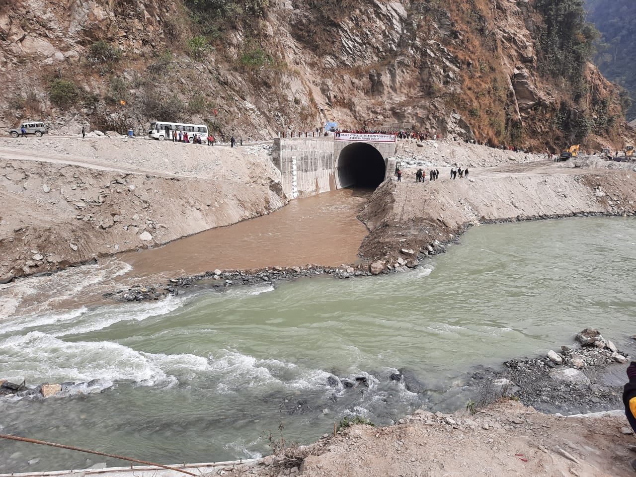 अरुण नदीले कटान गरेपछि तटीय क्षेत्रमा जोखिम