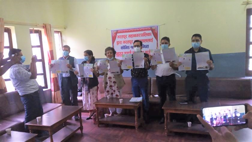 भरतपुर महानगरले दियो भरतपुर अस्पताललाई स्वास्थ्य सामग्री