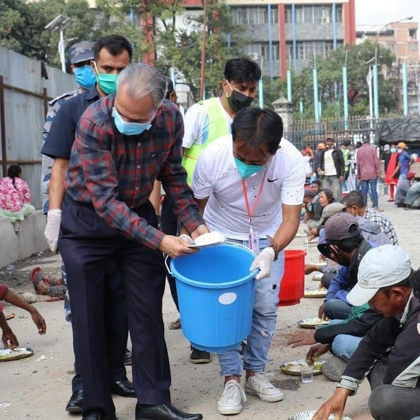 बाबुरामले खुल्लामञ्चमा सर्वसाधारणलाई खाना खुवाए