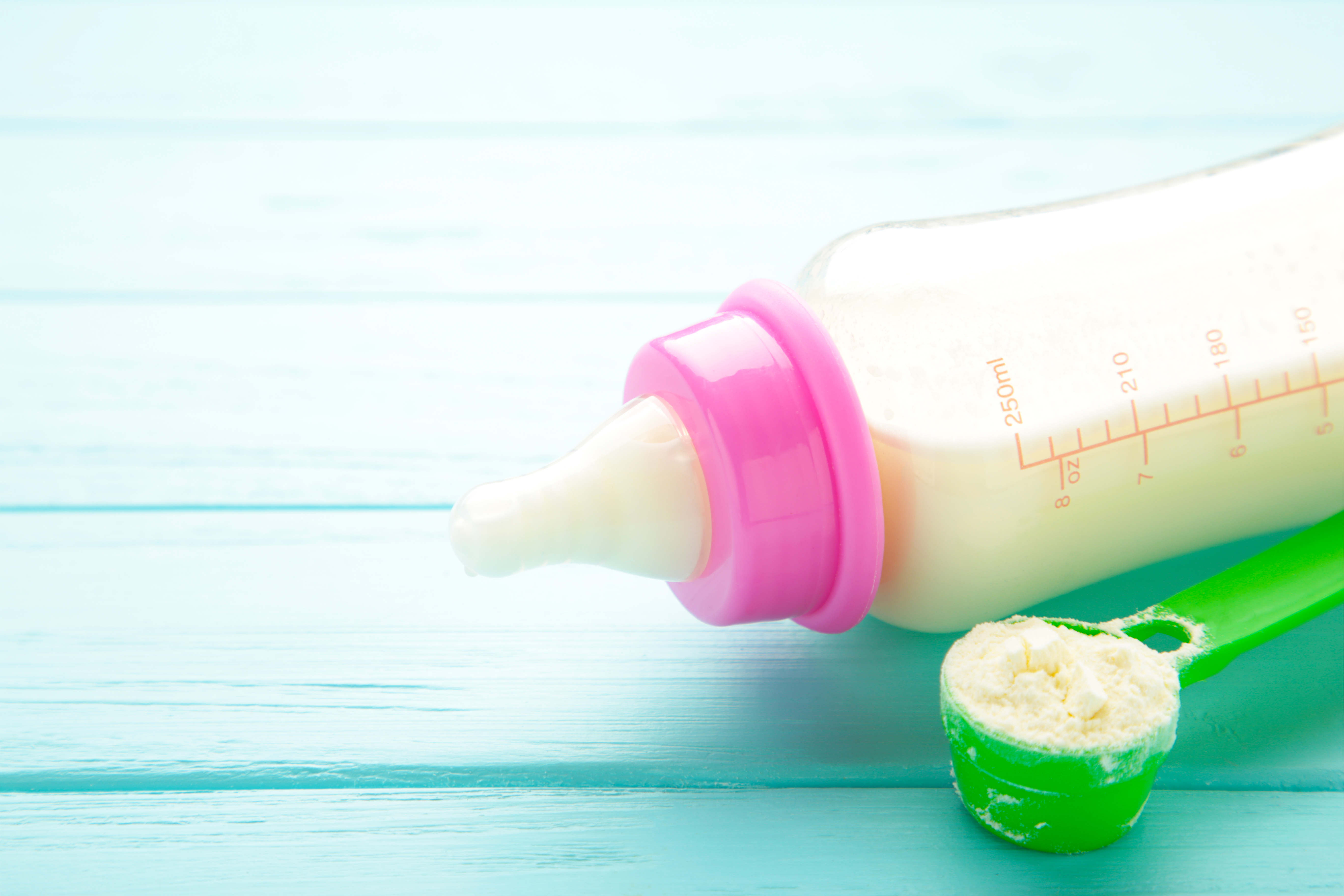 स्तनपानबाट वञ्चित बालबालिका विष सरहको बट्टाको दूध खाँदै