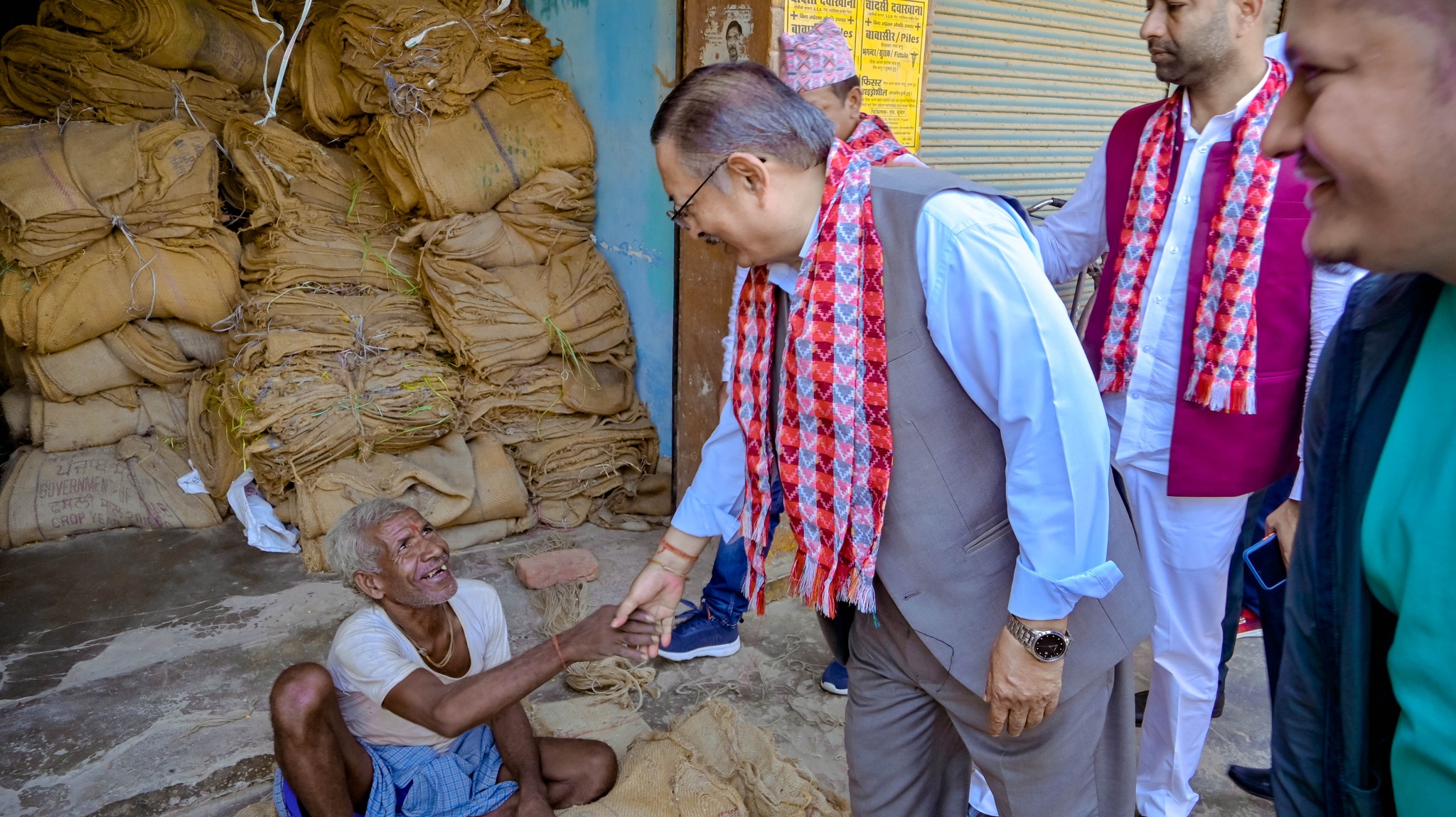 तिहारका बेला पनि मतदातासँग भोट माग्दै गृहमन्त्री