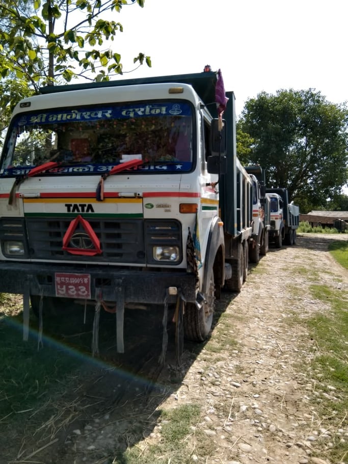 बबईबाट अवैध उत्खनन गरिएको बालुवासहित टिपर र ट्याक्टर नियन्त्रणमा